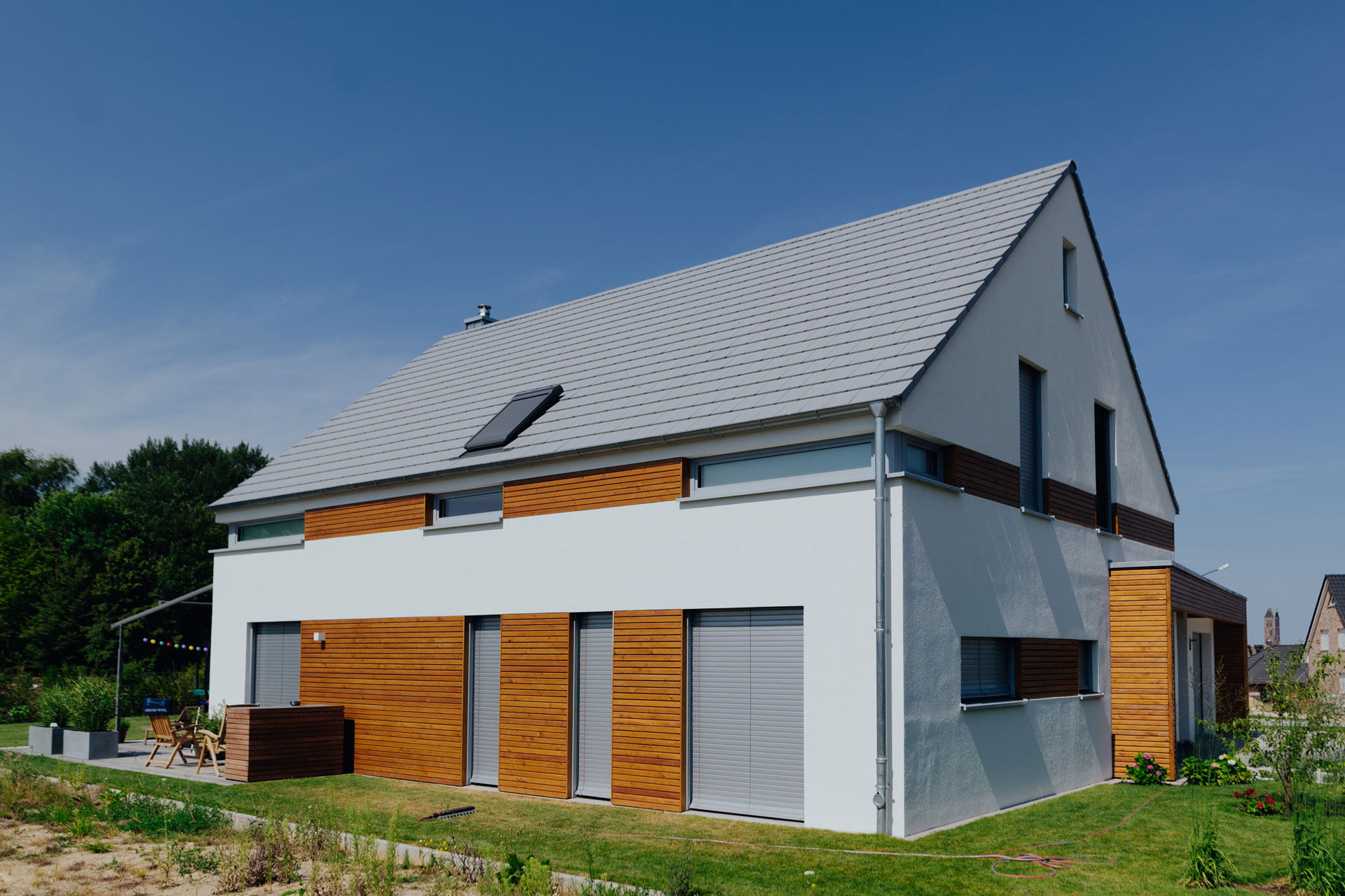 In der Seitenansicht des Einfamilienhauses sind die Holzverkleidungen gut erkennbar.