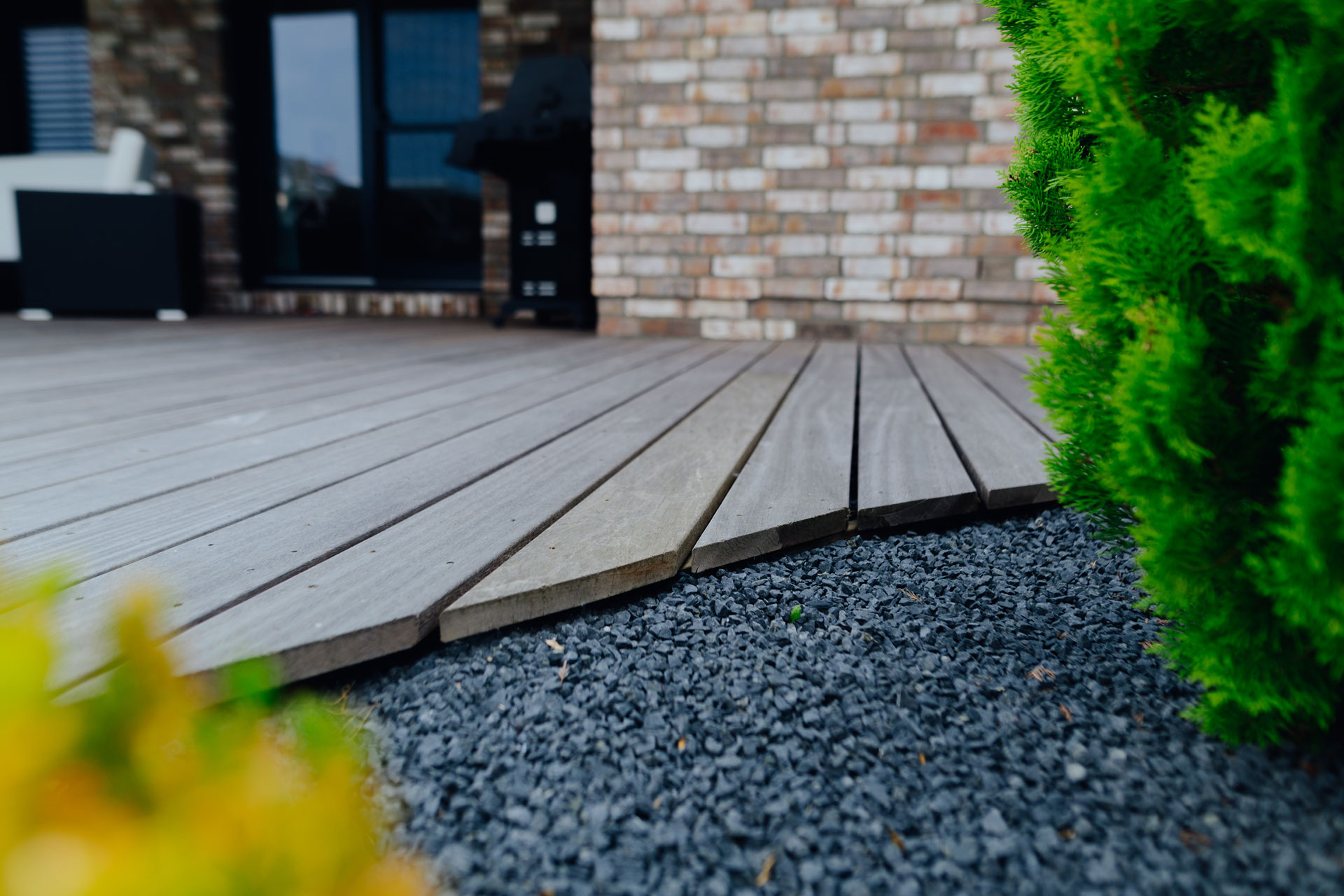 Eine Detailaufnahme zeigt das Holz der Terrasse in seiner Struktur.