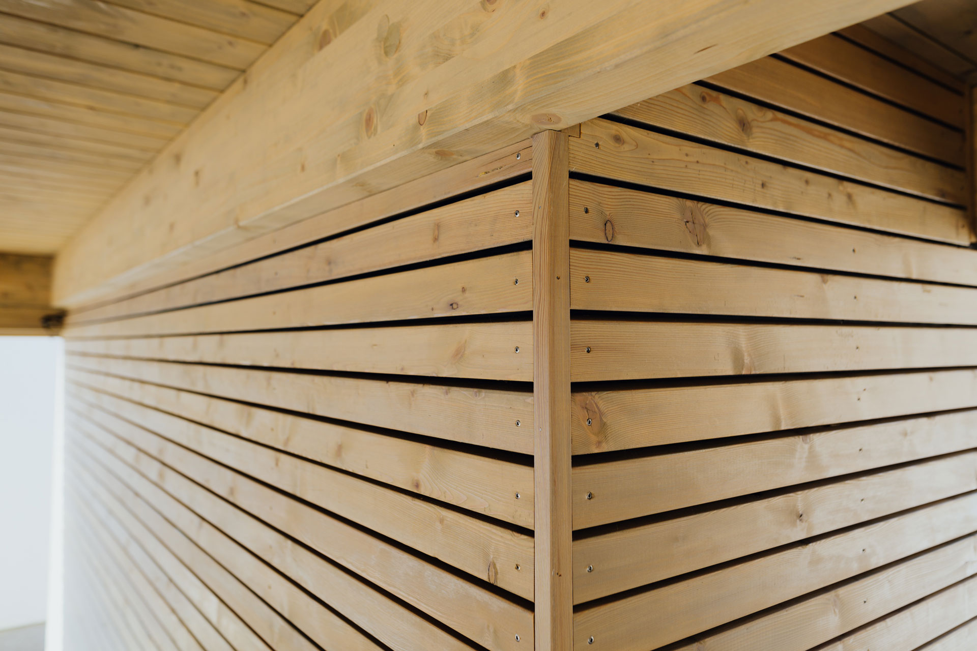 Eine Detailaufnahme zeigt die Holzstruktur.