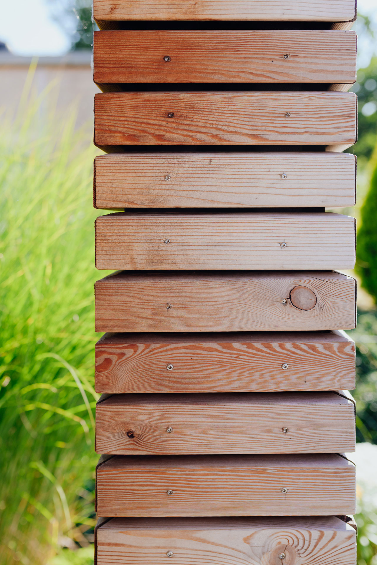 Eine Detailaufnahme zeigt die feine Holzmaserung.