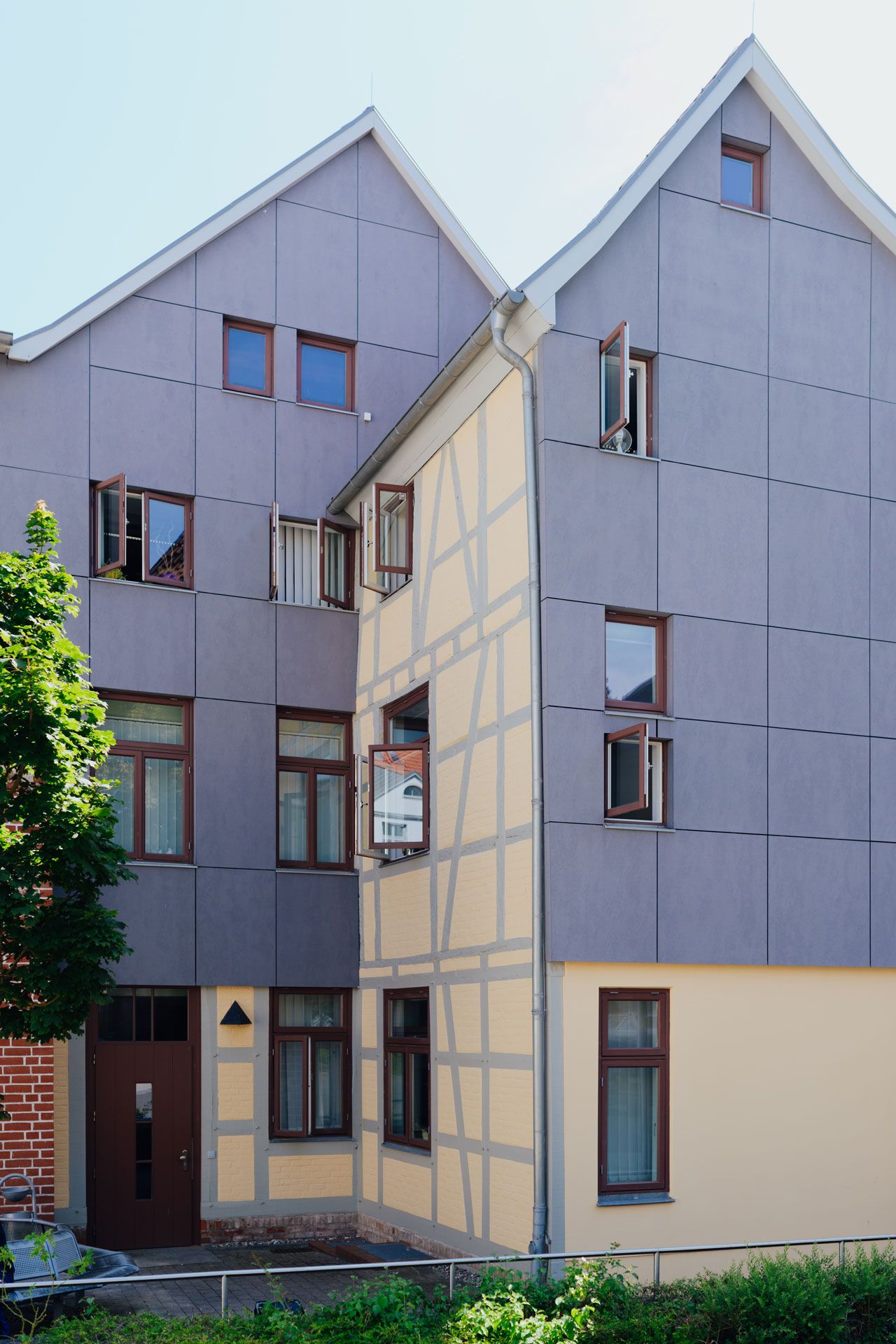 Ein Geschäftshaus in der Altstadt von Wismar hat vier Etagen. Die Sonne scheint.