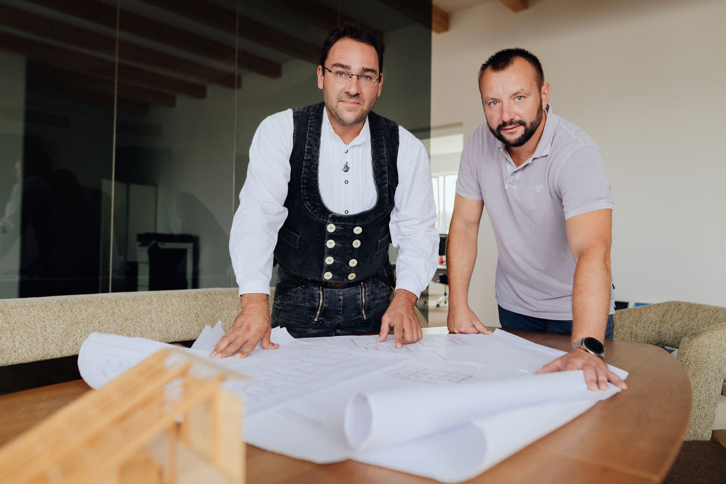 Marco Krenz und Stefan Müller beugen sich über einen Bauplan.