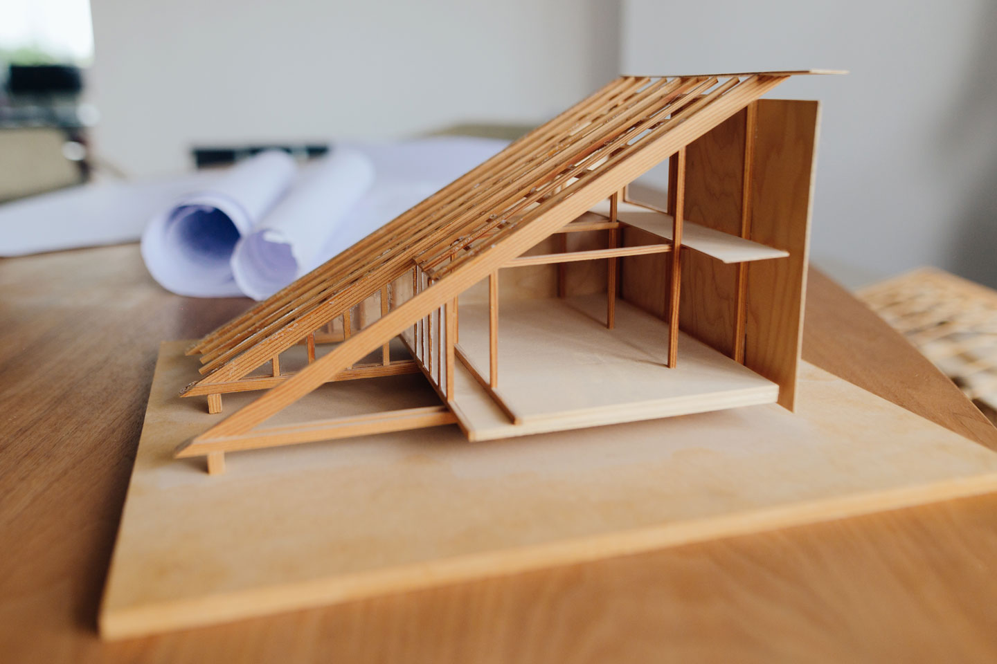 Ein Model aus Holz steht auf einem Tisch.