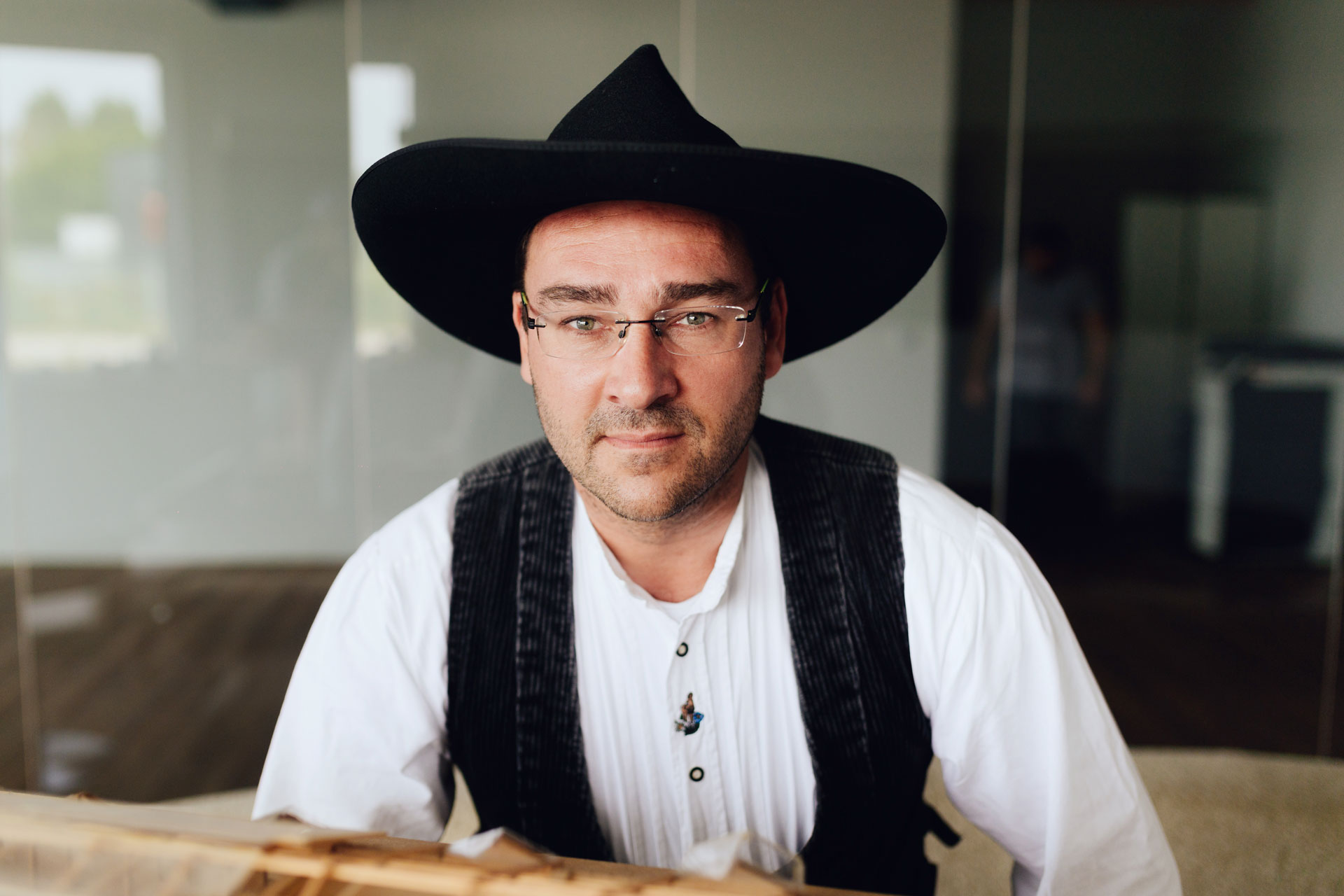 Marco Krentz trägt Zunftkleidung mit Hut.