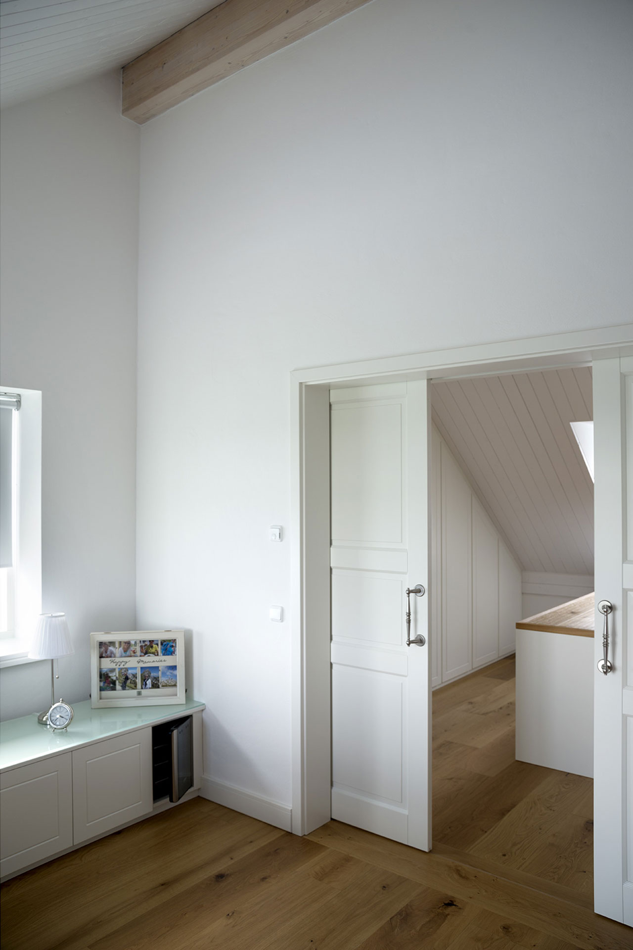 Eine offenstehende Schiebetür gibt einen Blick in ein nächstes Zimmer frei.