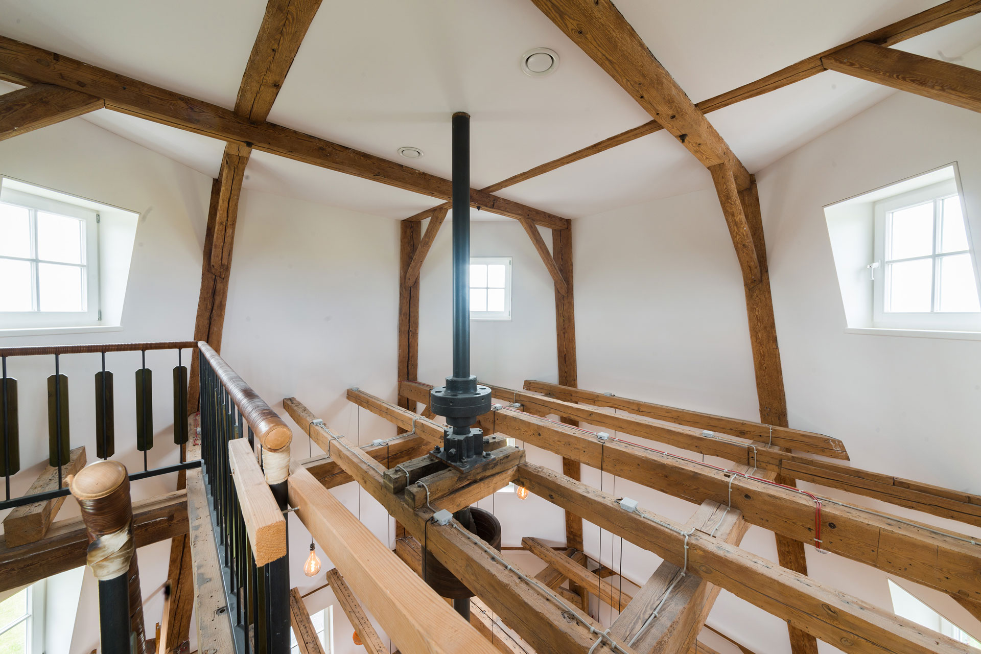 Viele Holzbalken machen die Innenkonstruktion sichtbar.