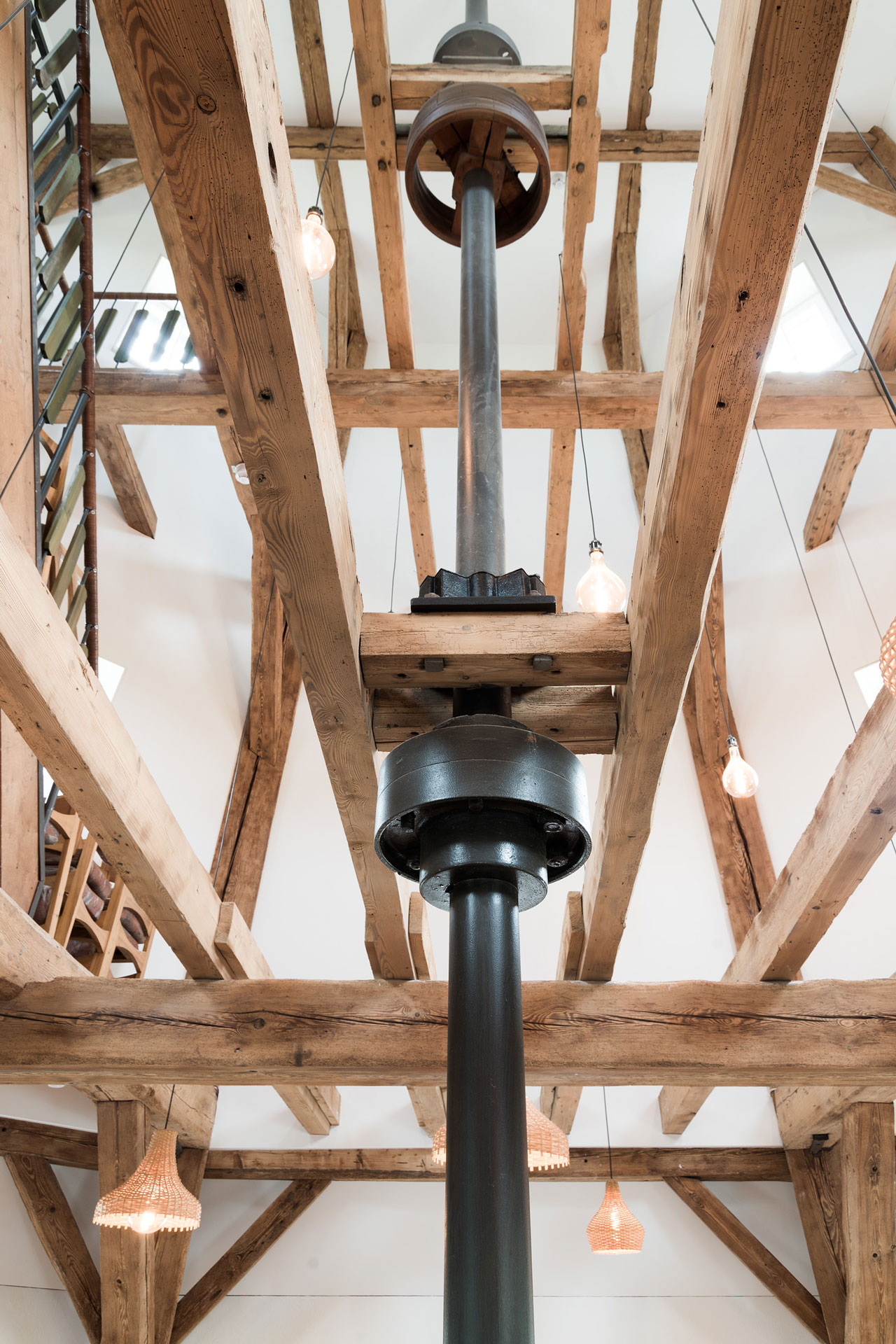 Aus der Froschperspektive blickt man von unten nach oben. Die Holzkonstruktion wirkt beeindruckend.