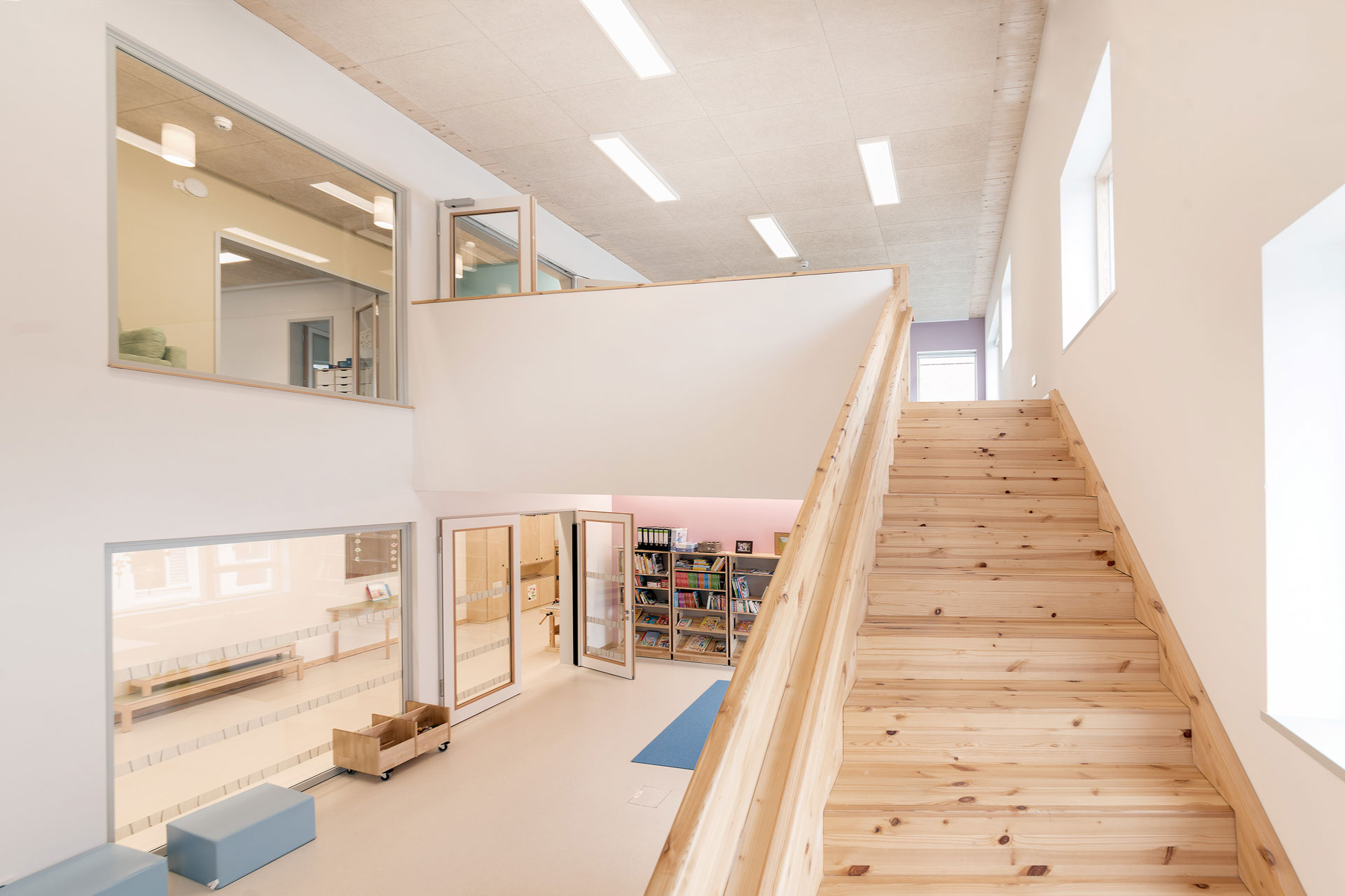 Ein helle Holztreppe führt in das Obergeschoß.