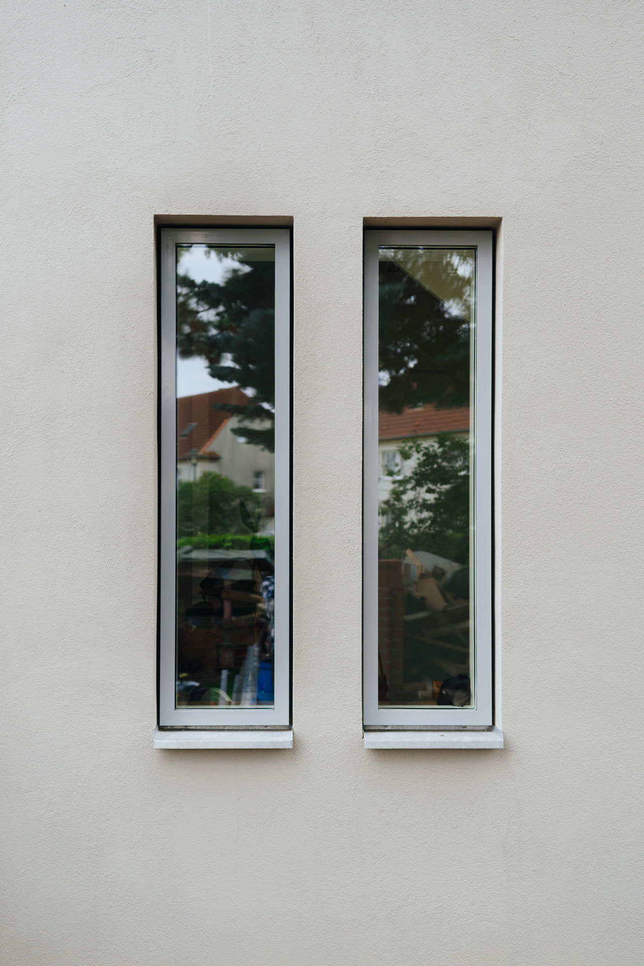 Zwei vertikal ausgerichtete Fenster sind in ihrer Form sehr schmal.