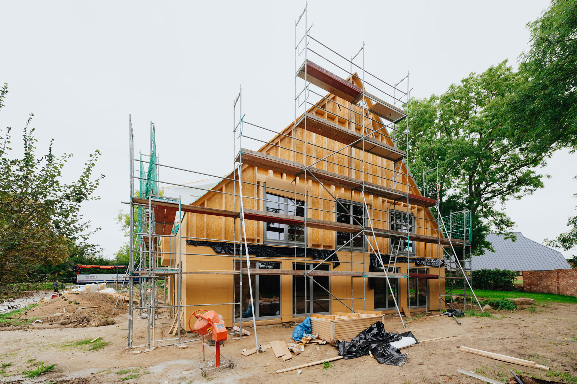 Ein Mehrfamilienhaus ist komplett eingerüstet.
