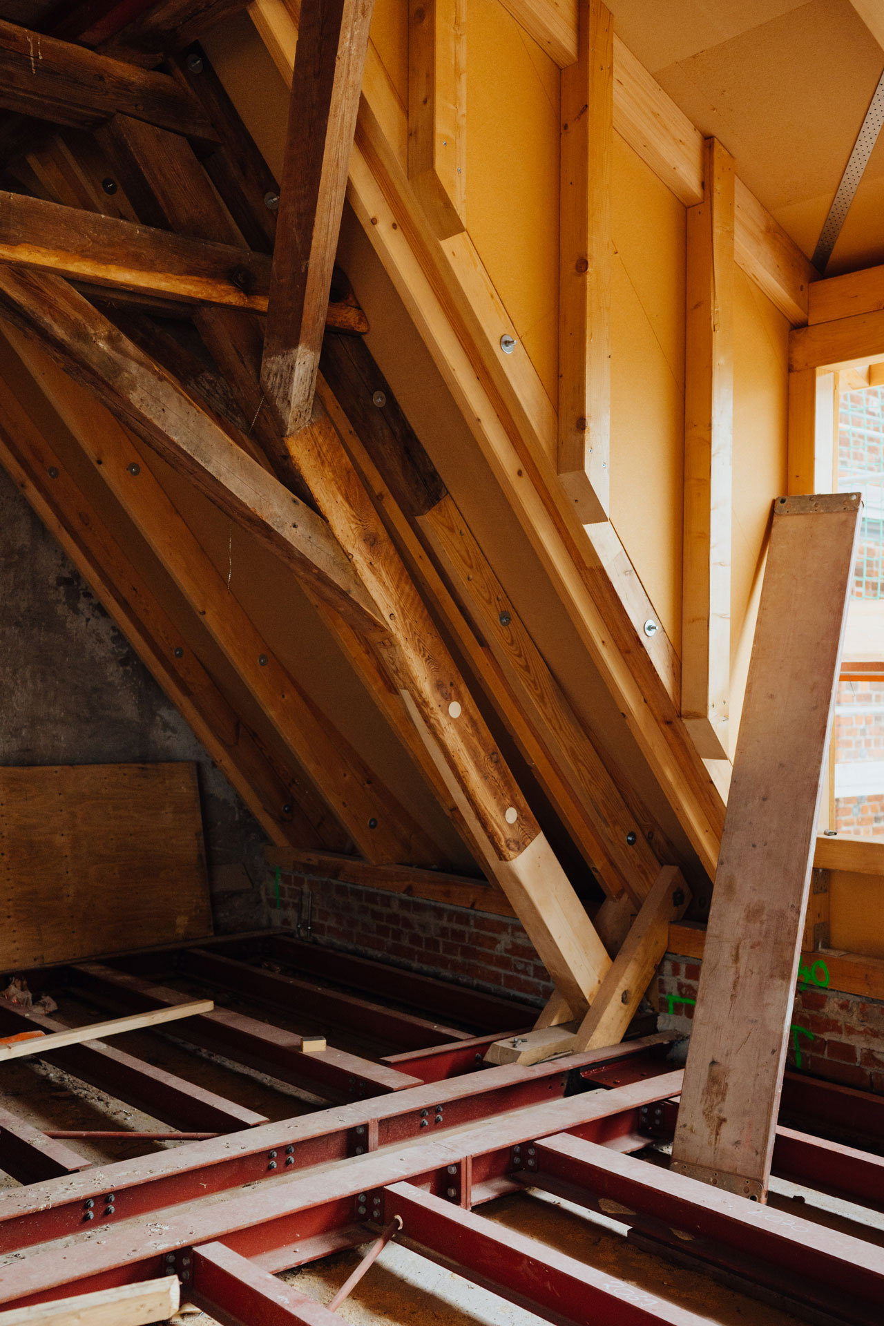 Viele Holzbalken im Dachstuhl sind teils sehr marode.