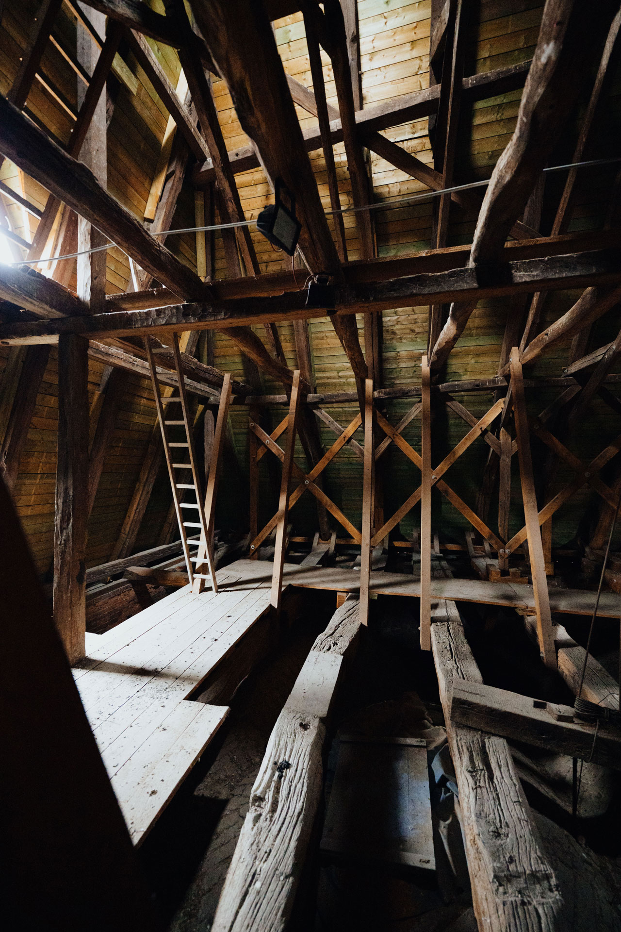 Frische Holzbalken und teils sehr marode sind im Dachstuhl verbaut.