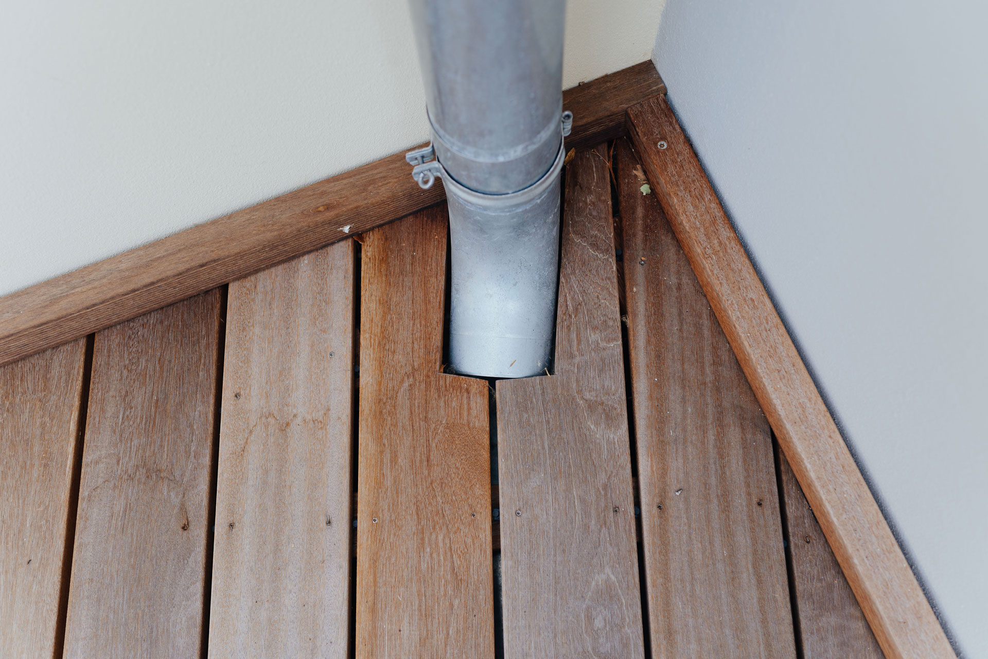 Die Verbindung von Holzterrassenboden und Regenrinne ist gut erkennbar.