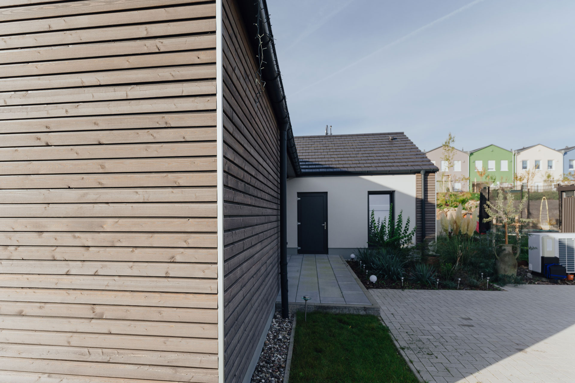 Vordere Teil der Fassade ist mit Holz verkleidet.