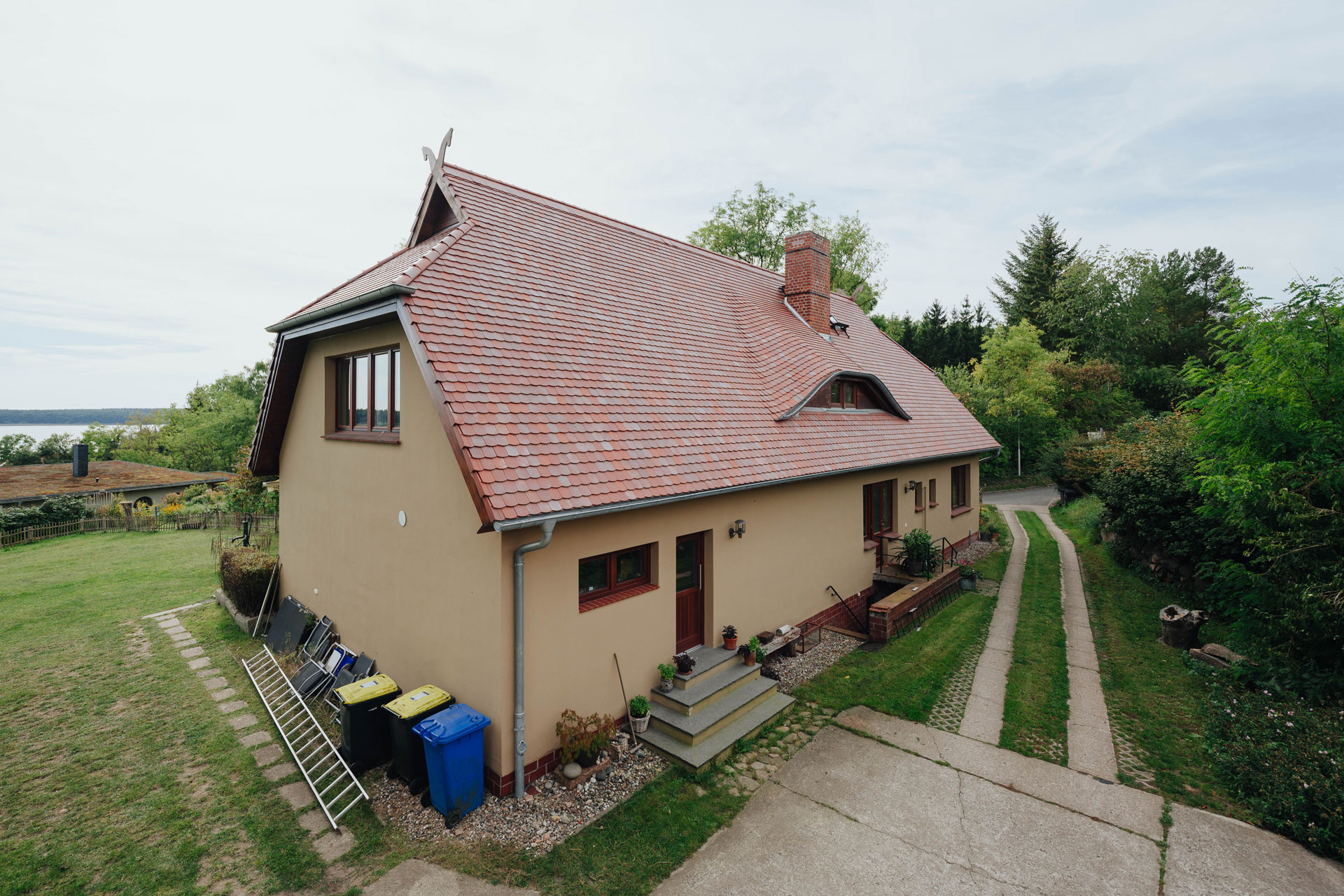 Ein Einfamilienhaus ist idyllisch am See gelegen.
