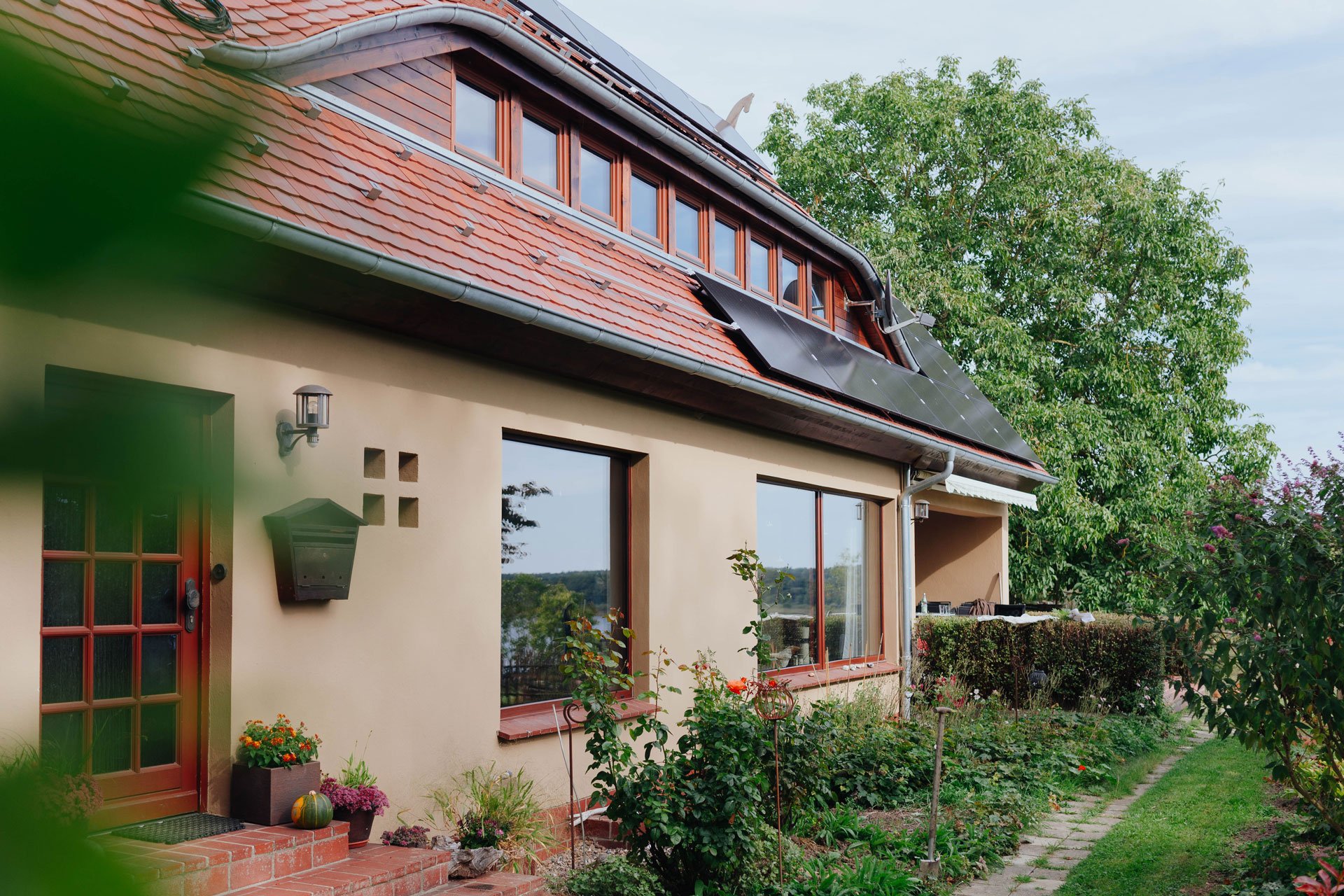 Zum Garten hat das Einfamilienhaus zwei große Fenster.