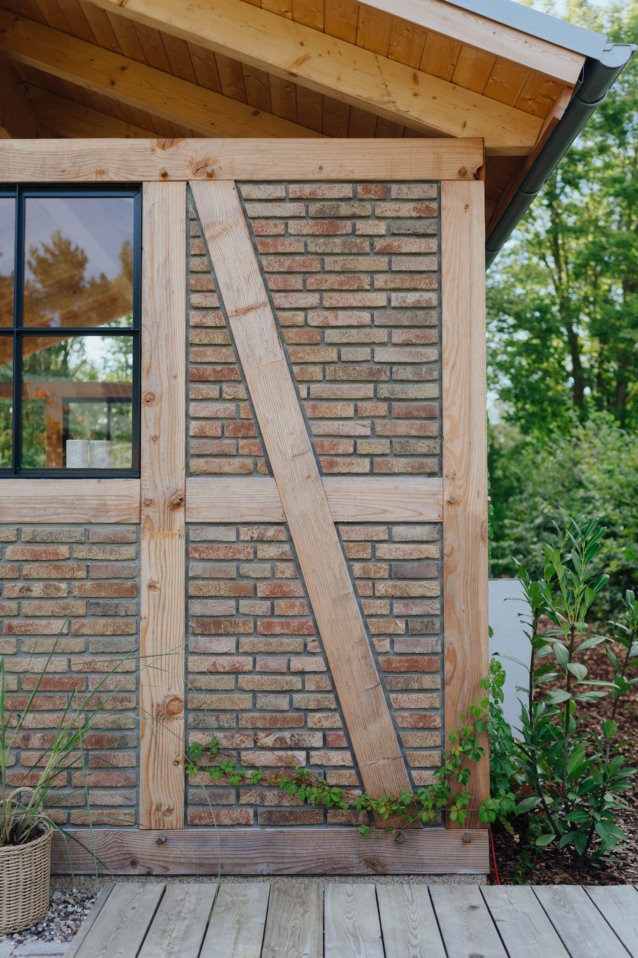 Holzbalken in Kombination mit dem Mauerwerk wirken ländlich.